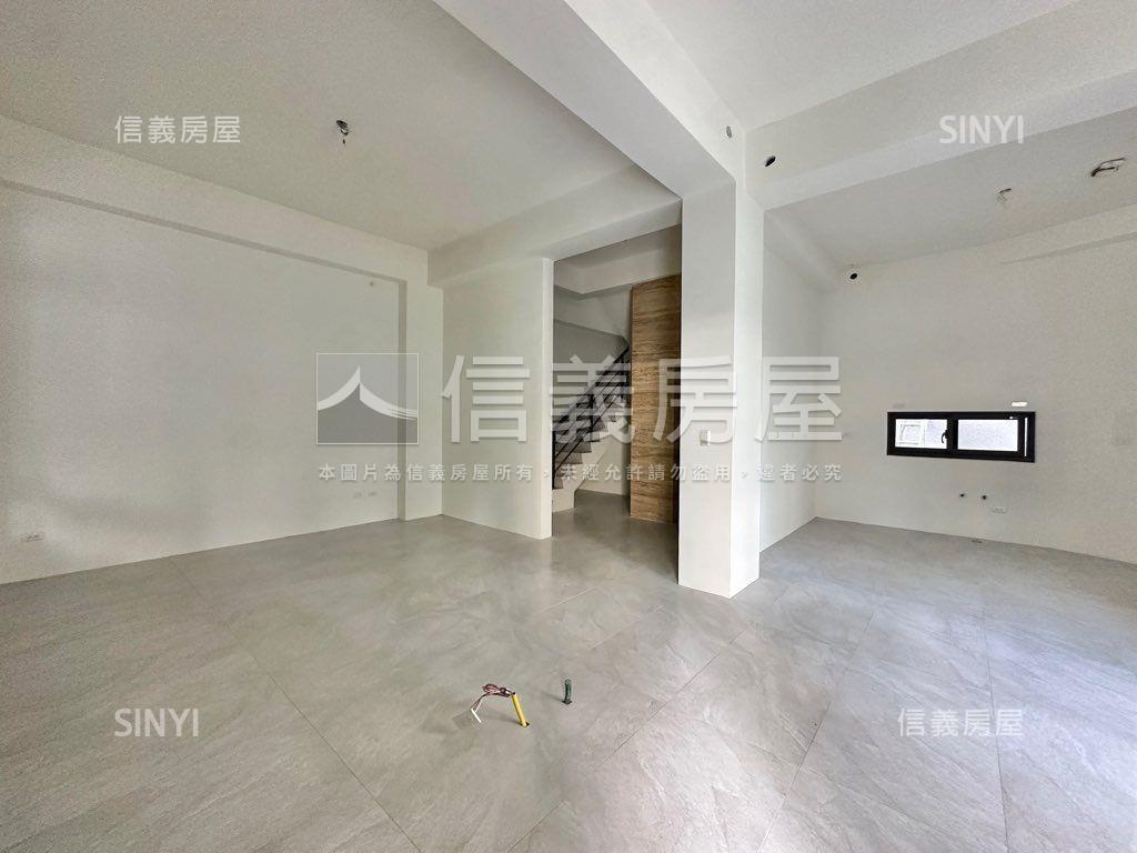 近公園大面寬臨路角墅房屋室內格局與周邊環境
