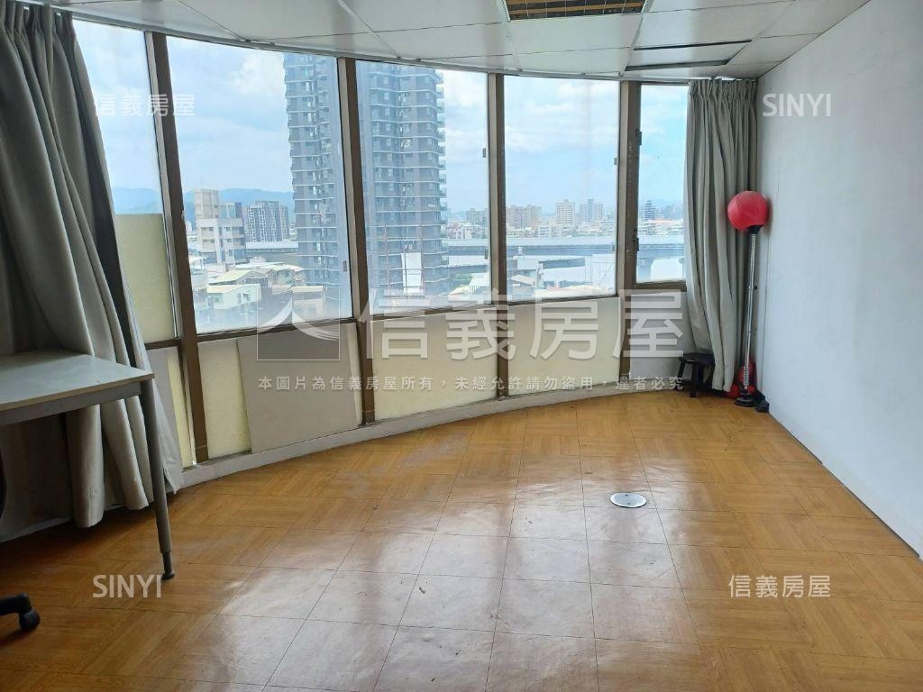 眺望北市河畔高樓景觀電梯房屋室內格局與周邊環境
