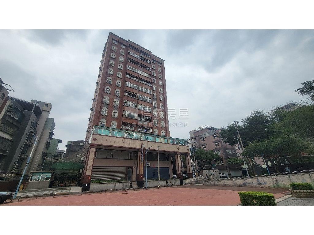 區公所公園景３＋１有車位房屋室內格局與周邊環境