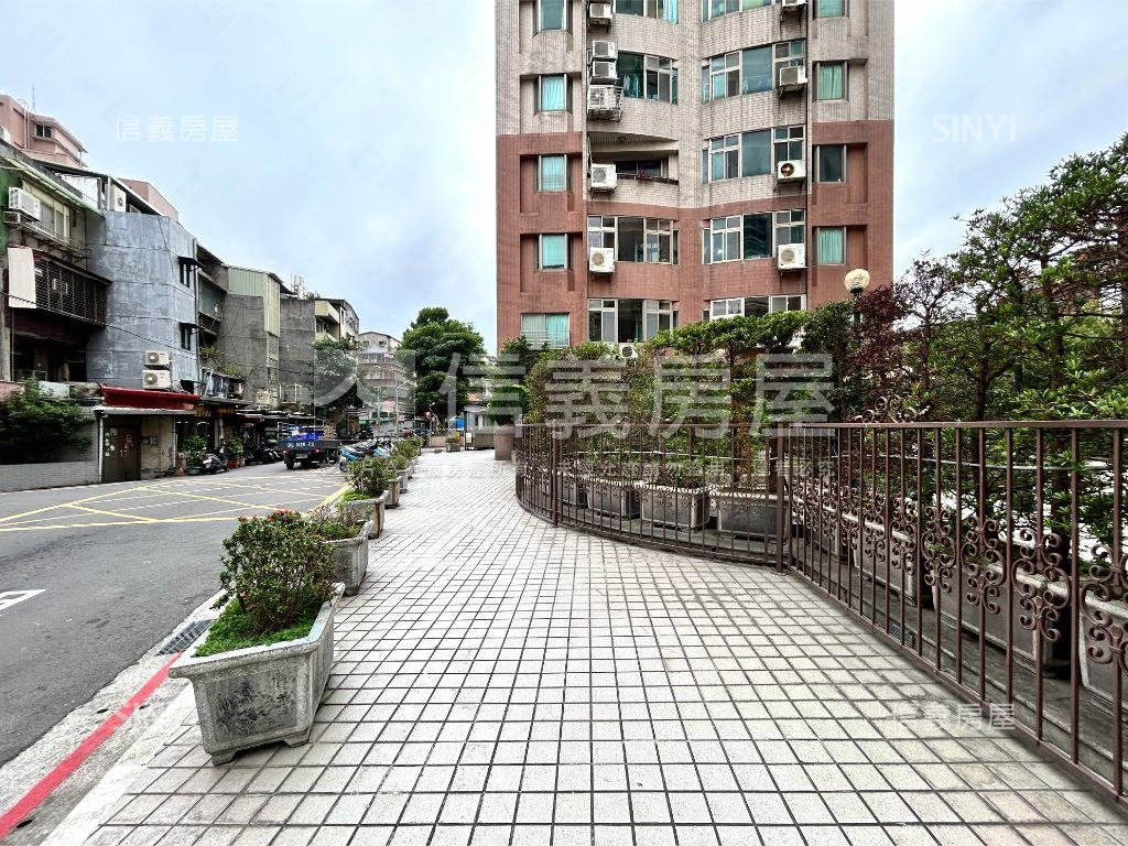 人潮錢潮邊間面寬金店房屋室內格局與周邊環境