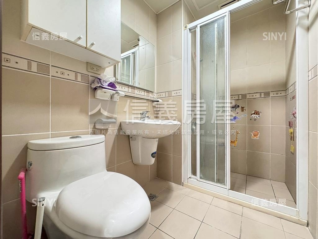 近高鐵採光大四房雙車位房屋室內格局與周邊環境