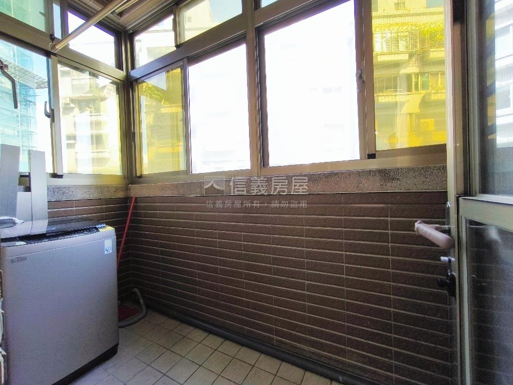 川露電梯兩房房屋室內格局與周邊環境