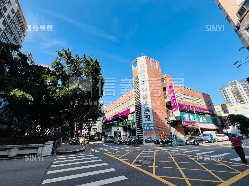 市政凱悅高樓美宅Ｂ１平車房屋室內格局與周邊環境