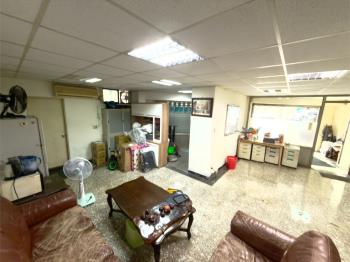 門前方便停車邊間一樓