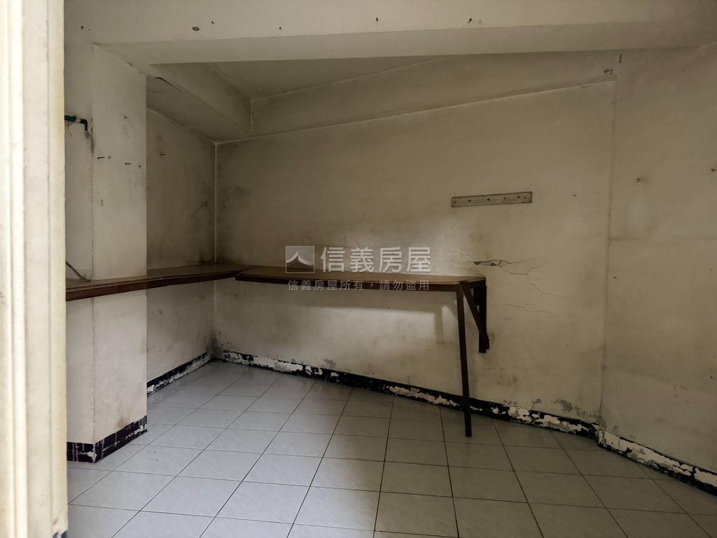 東湖三角面寬店面房屋室內格局與周邊環境