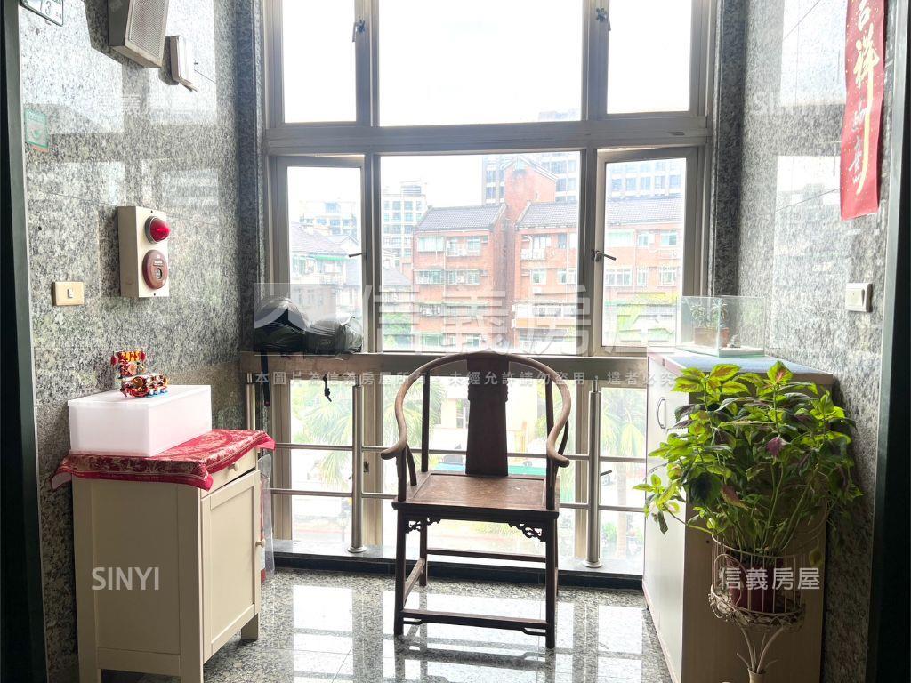 皇家山莊三房車位房屋室內格局與周邊環境