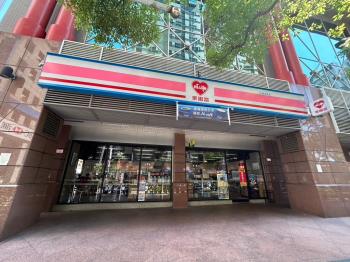 近ＳＯＧＯ連鎖角窗店面