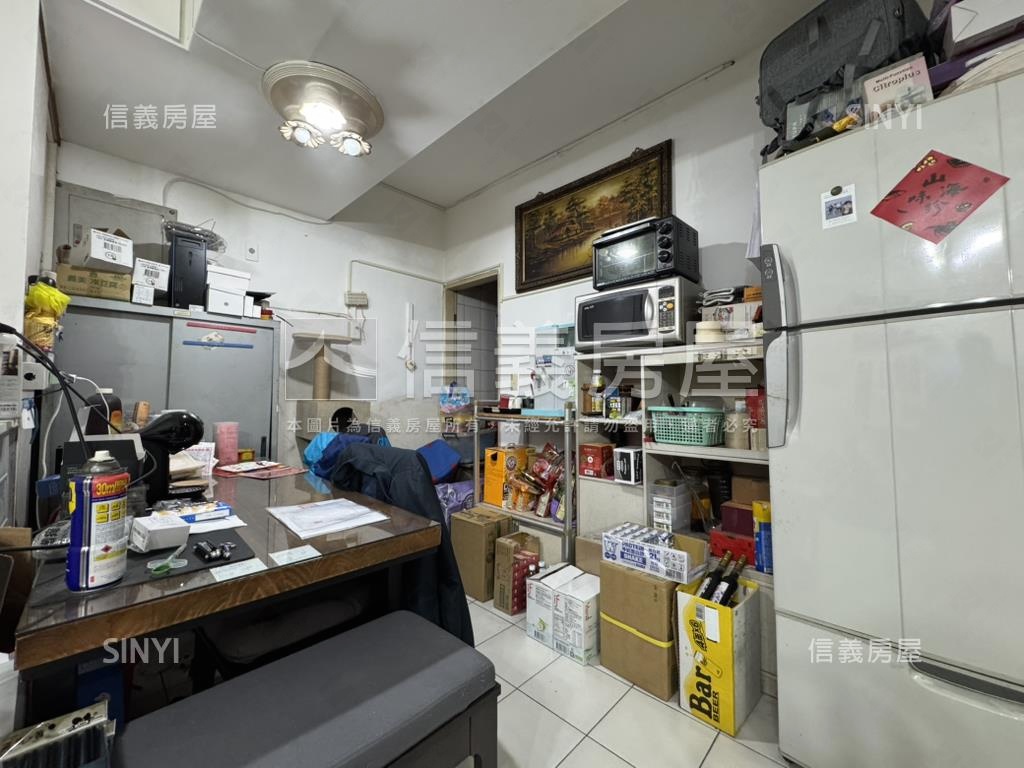 家樂福芳鄰邊間三房華廈房屋室內格局與周邊環境