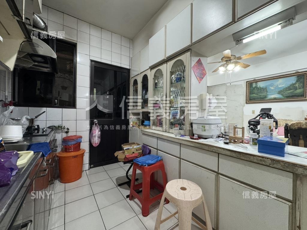 家樂福芳鄰邊間三房華廈房屋室內格局與周邊環境