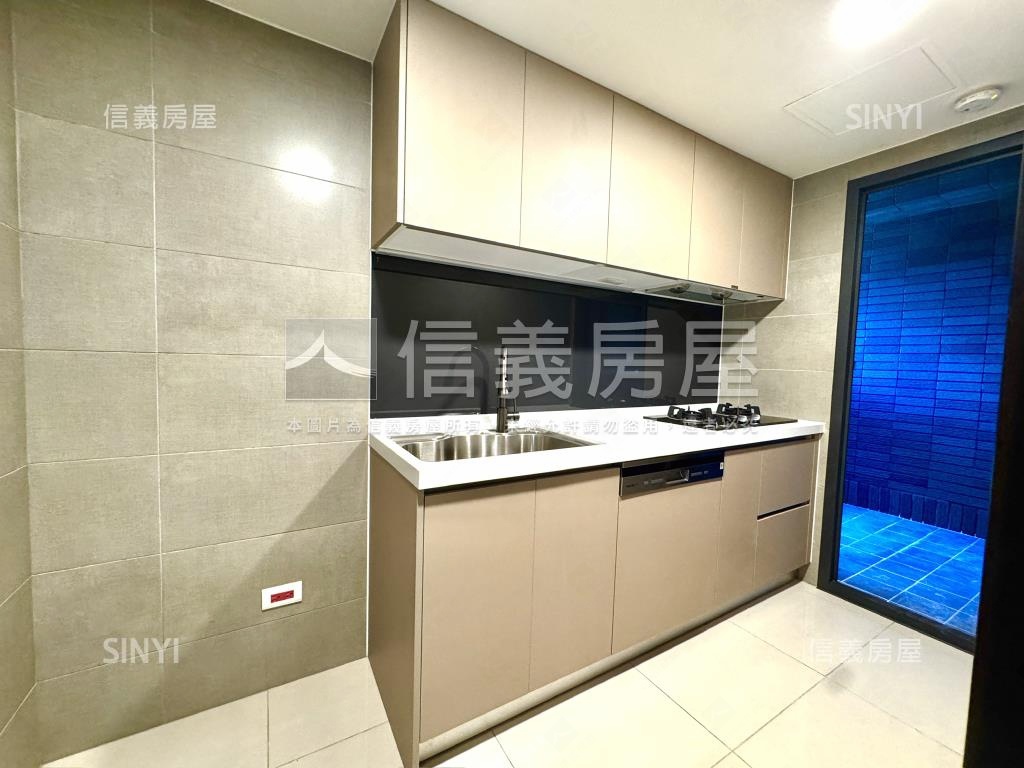 ★專任城中大璽兩房車位★房屋室內格局與周邊環境