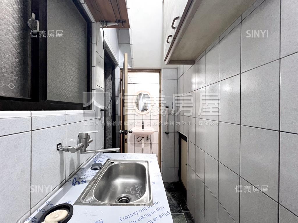 近美術館稀有正路店面房屋室內格局與周邊環境