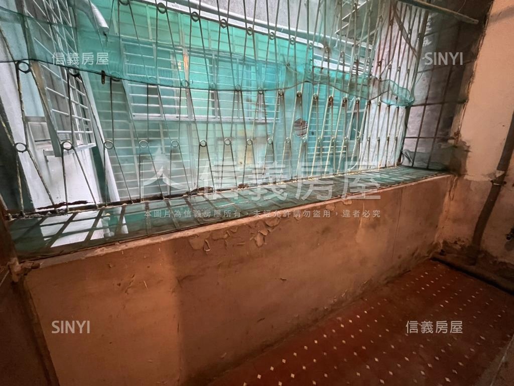 捷運首購公寓三樓房屋室內格局與周邊環境