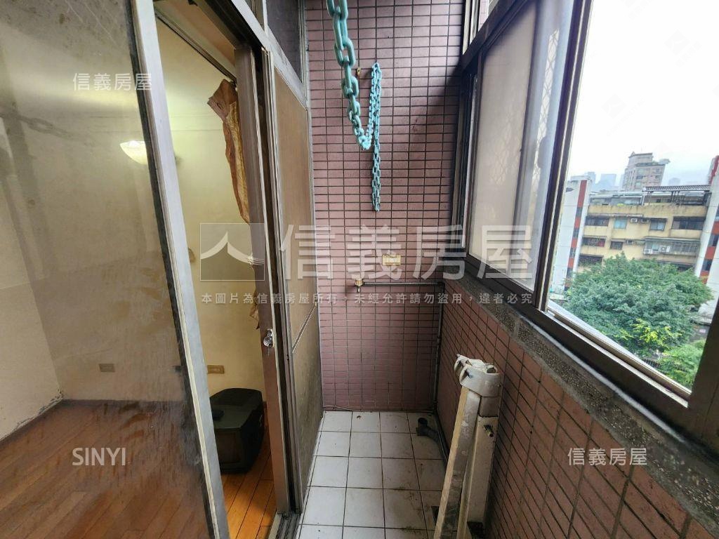 東湖挑高低總價電梯套房房屋室內格局與周邊環境
