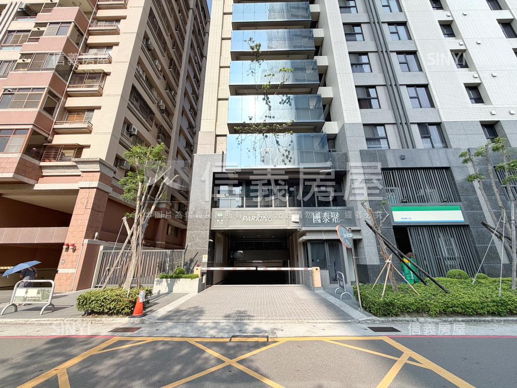 國泰｜醒目角窗｜超商店霸房屋室內格局與周邊環境
