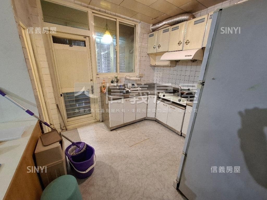 新東街２樓３房２衛有窗房屋室內格局與周邊環境