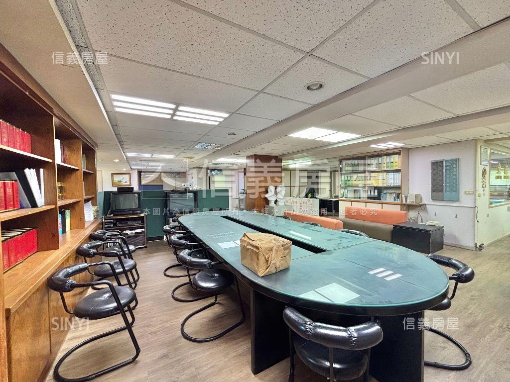 七賢二路傳家百坪商辦Ａ房屋室內格局與周邊環境