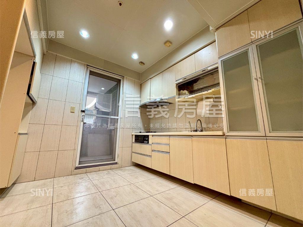 天籟美術帝王戶三房雙平車房屋室內格局與周邊環境