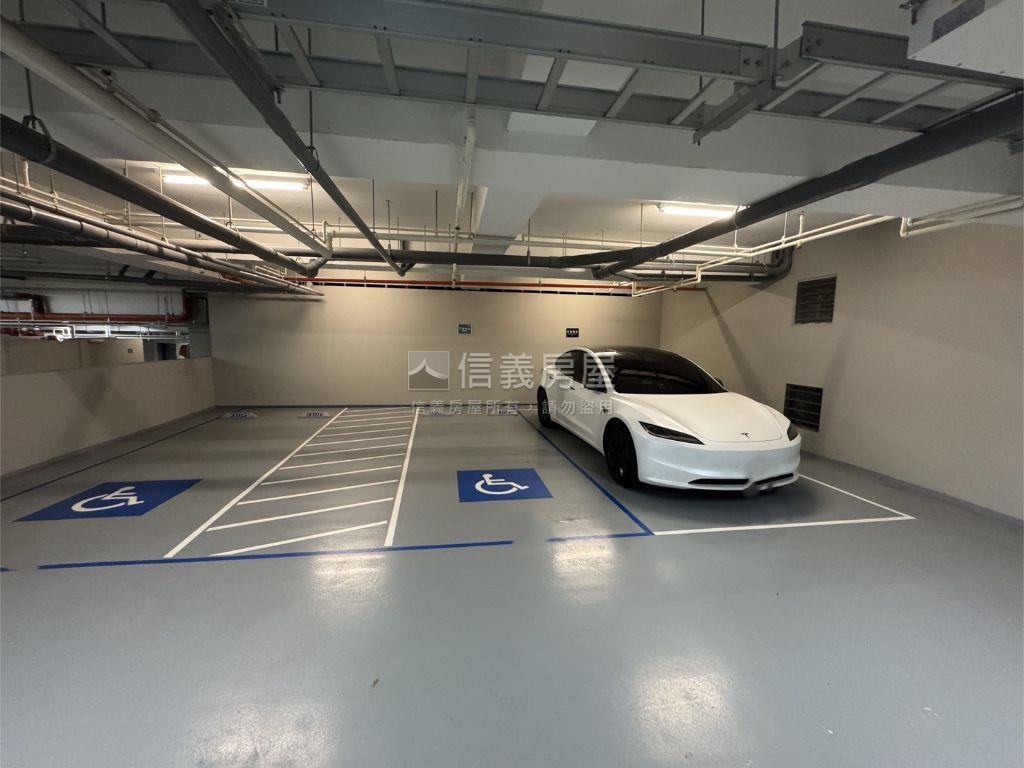 英倫亞灣裝潢精美三房平車房屋室內格局與周邊環境