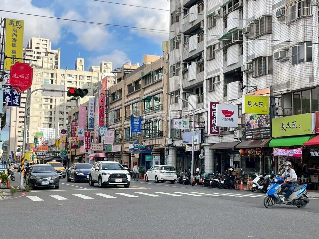 鑫高鐵Ⅲ帝王戶Ｂ８平車房屋室內格局與周邊環境