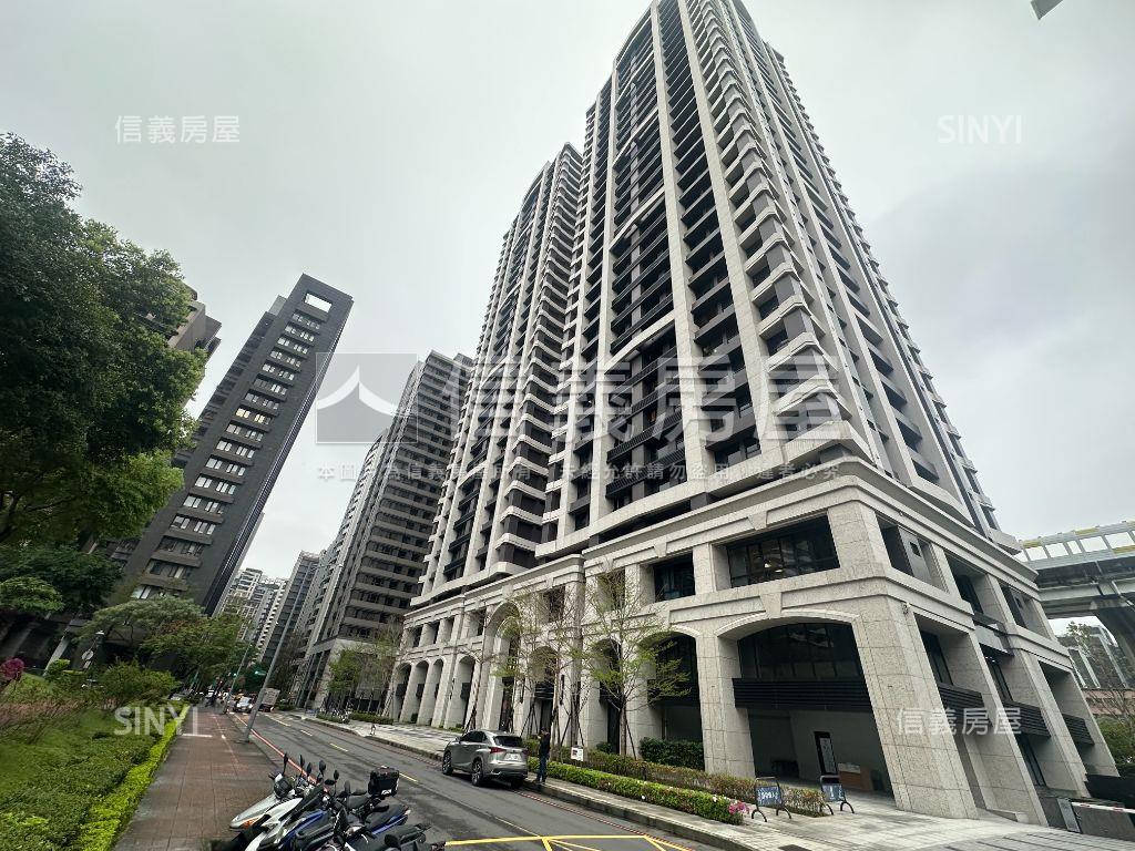 長虹美裝潢面公園坡平車位房屋室內格局與周邊環境