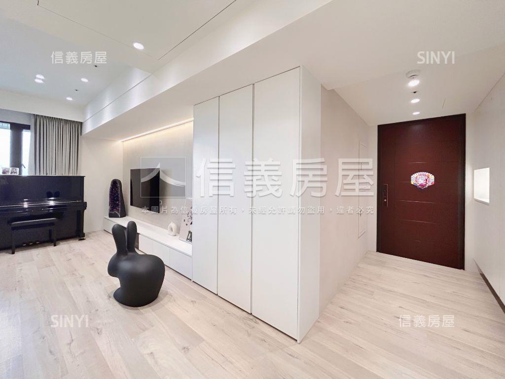 長虹美裝潢面公園坡平車位房屋室內格局與周邊環境