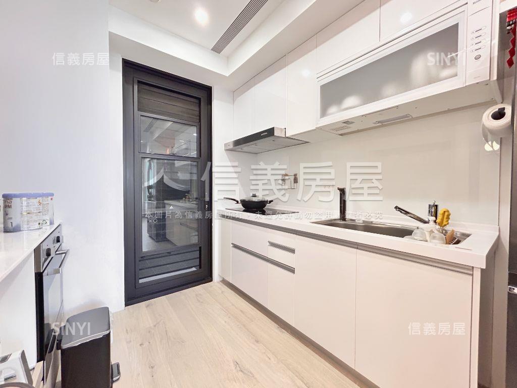 長虹美裝潢面公園坡平車位房屋室內格局與周邊環境