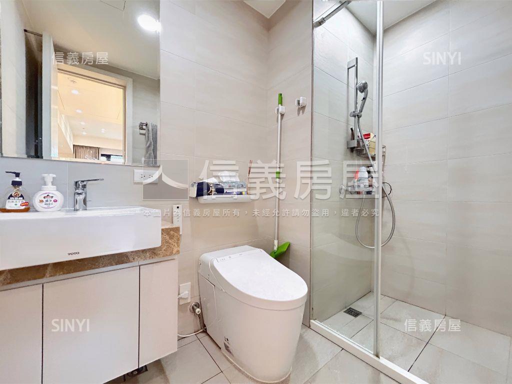 長虹美裝潢面公園坡平車位房屋室內格局與周邊環境