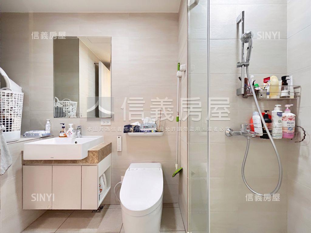 長虹美裝潢面公園坡平車位房屋室內格局與周邊環境