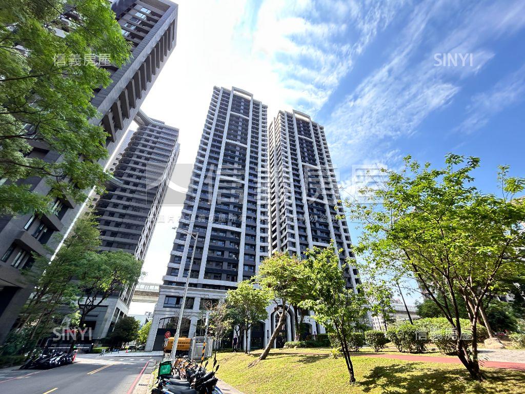 長虹美裝潢面公園坡平車位房屋室內格局與周邊環境