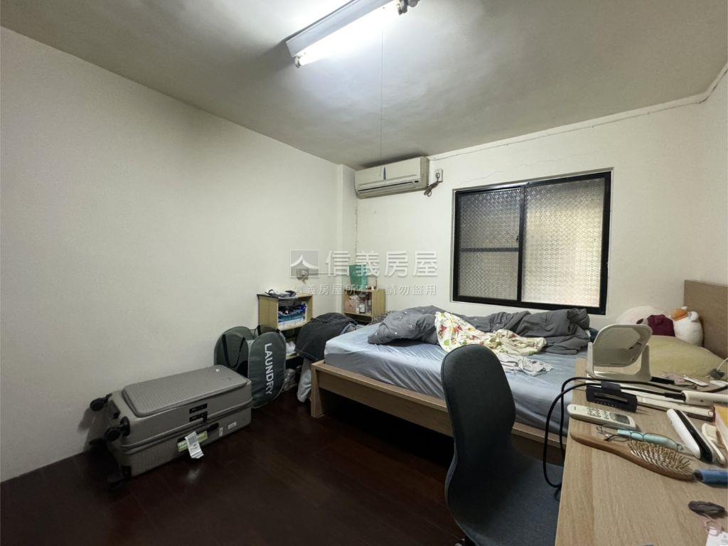 中誠街邊間挑高大空間房屋室內格局與周邊環境