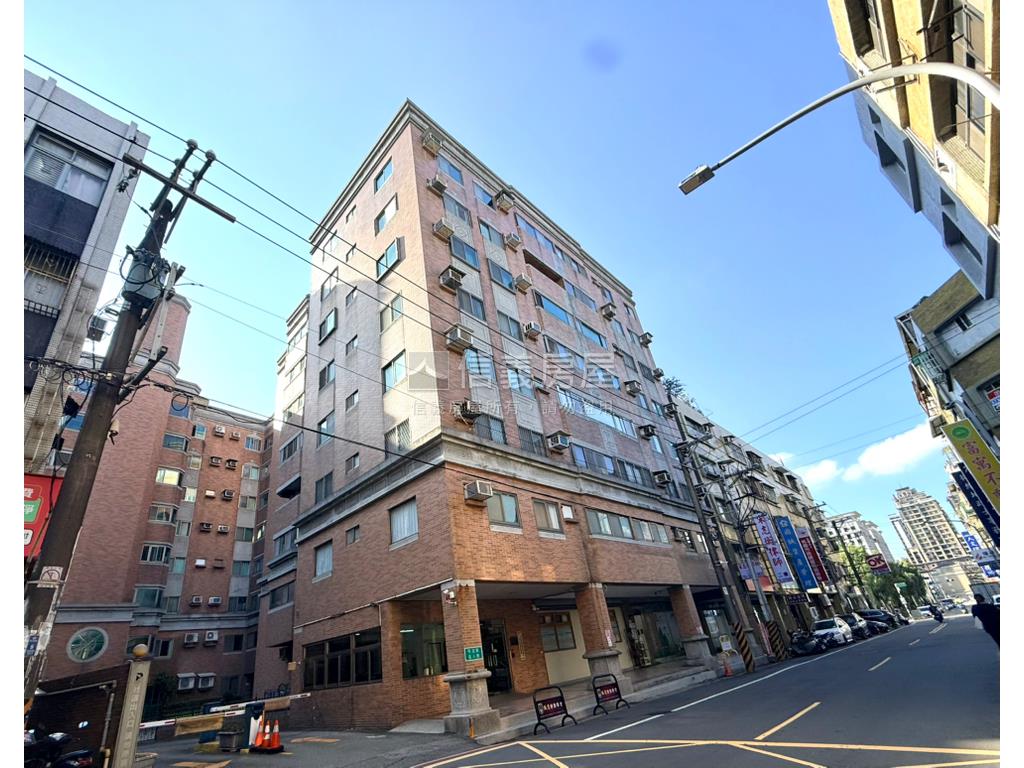 名人經典三房車位房屋室內格局與周邊環境