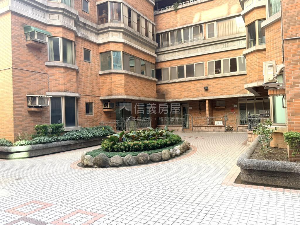 名人經典三房車位房屋室內格局與周邊環境