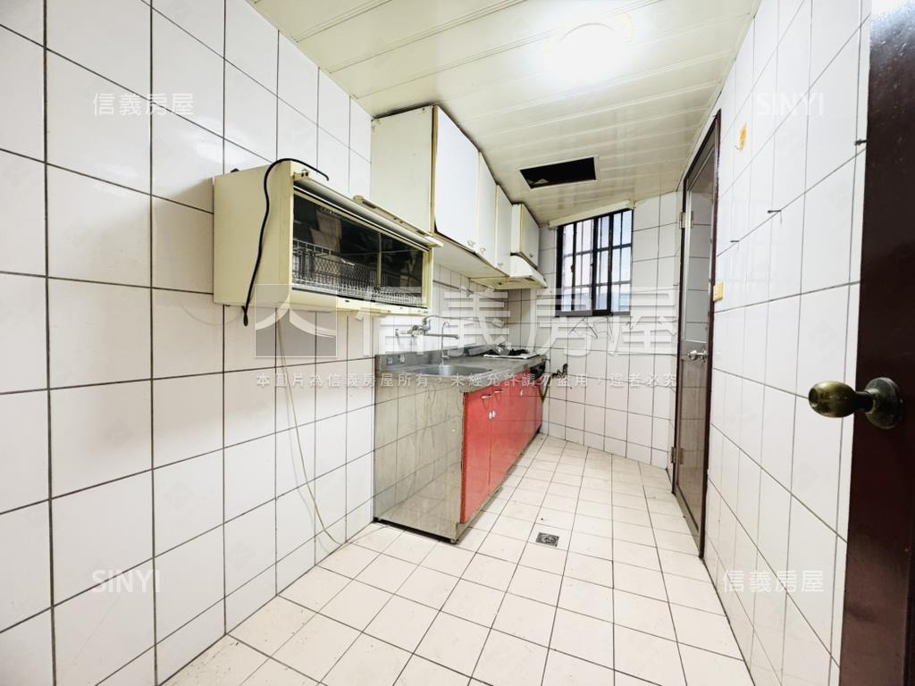 千歲伯爵三房車位有頂加房屋室內格局與周邊環境