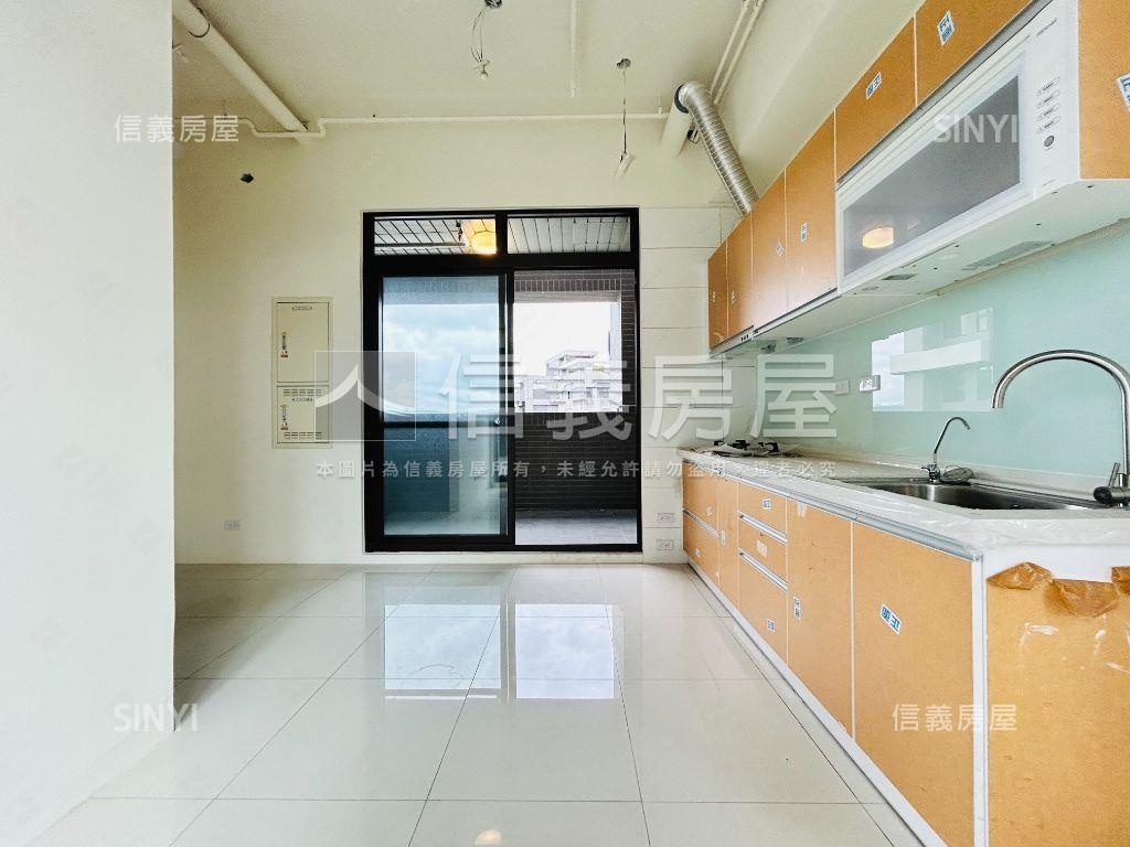 城市裡的一片天空。露臺戶房屋室內格局與周邊環境