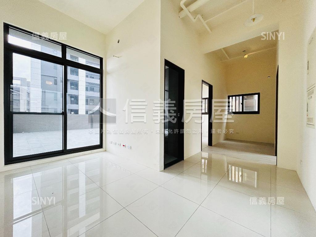 城市裡的一片天空。露臺戶房屋室內格局與周邊環境