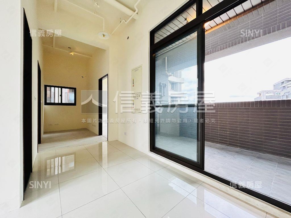 城市裡的一片天空。露臺戶房屋室內格局與周邊環境