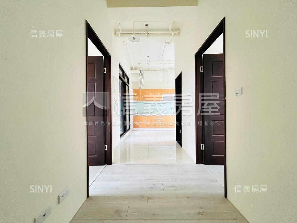 城市裡的一片天空。露臺戶房屋室內格局與周邊環境