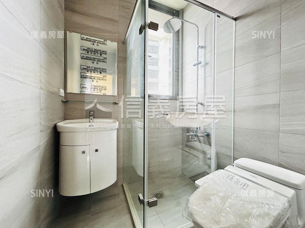 城市裡的一片天空。露臺戶房屋室內格局與周邊環境