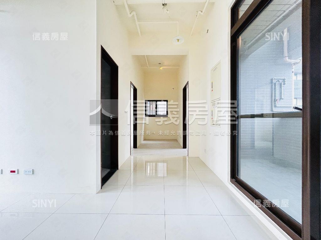 城市裡的一片天空。露臺戶房屋室內格局與周邊環境