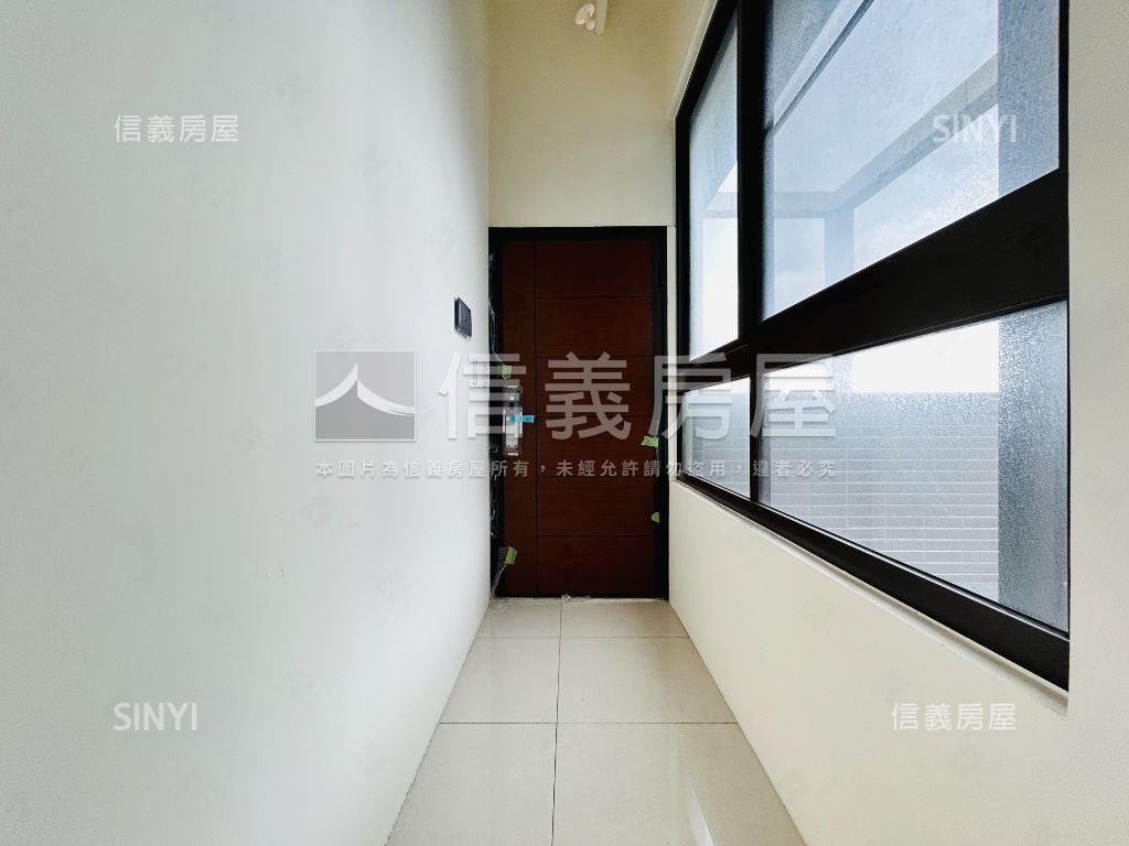 城市裡的一片天空。露臺戶房屋室內格局與周邊環境