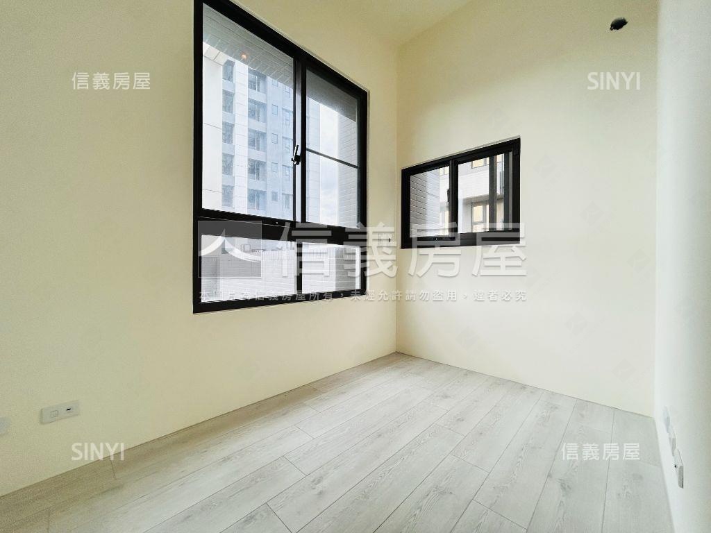 城市裡的一片天空。露臺戶房屋室內格局與周邊環境