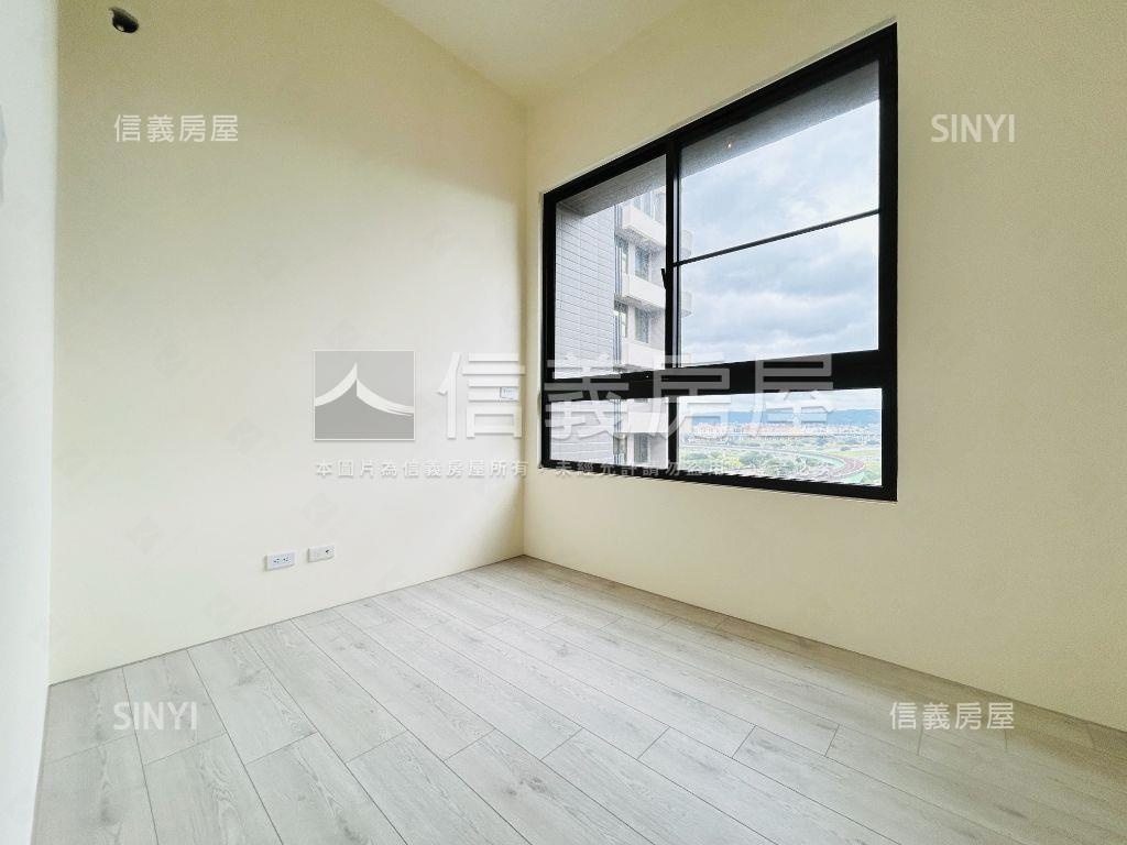 城市裡的一片天空。露臺戶房屋室內格局與周邊環境