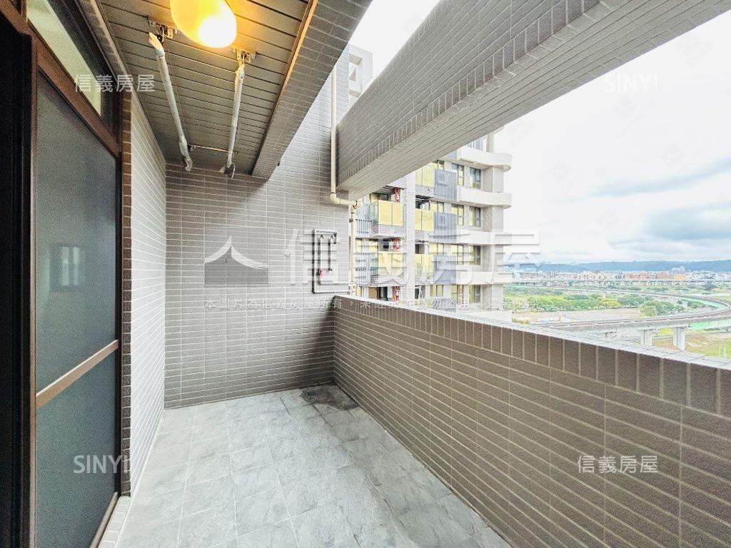 城市裡的一片天空。露臺戶房屋室內格局與周邊環境