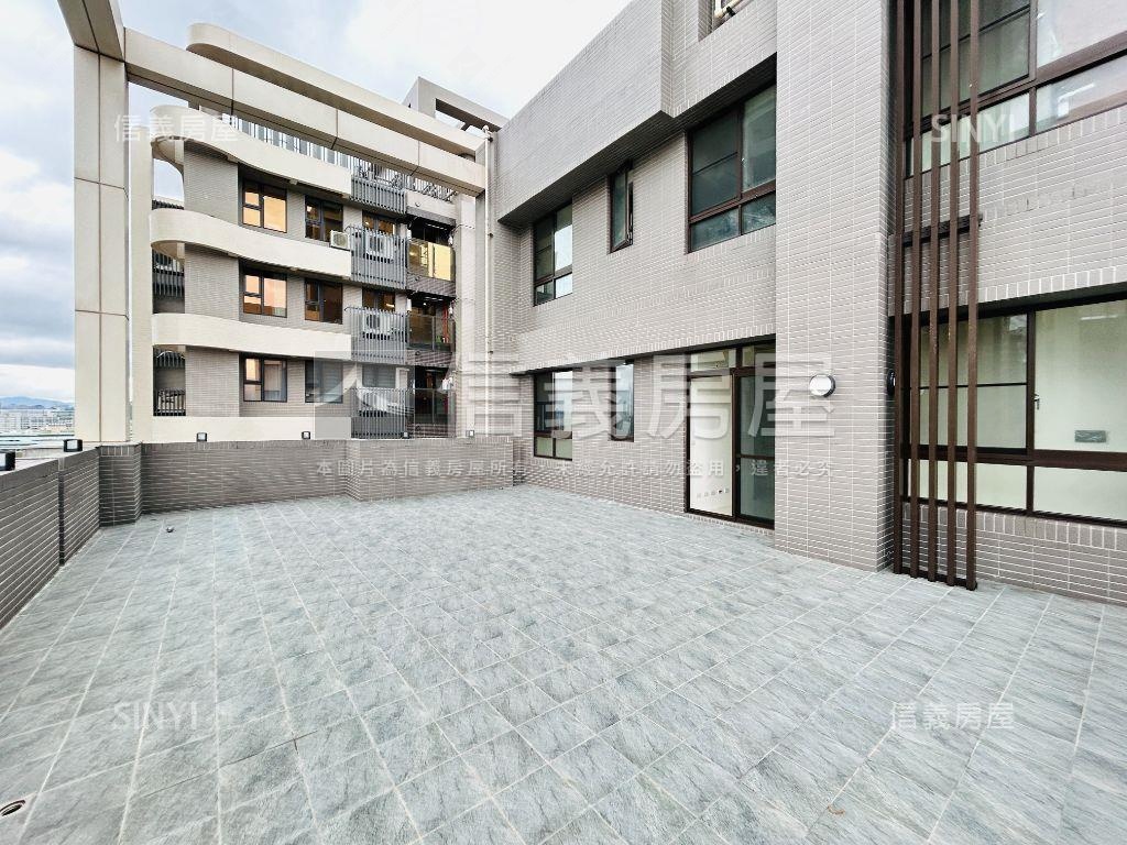 城市裡的一片天空。露臺戶房屋室內格局與周邊環境