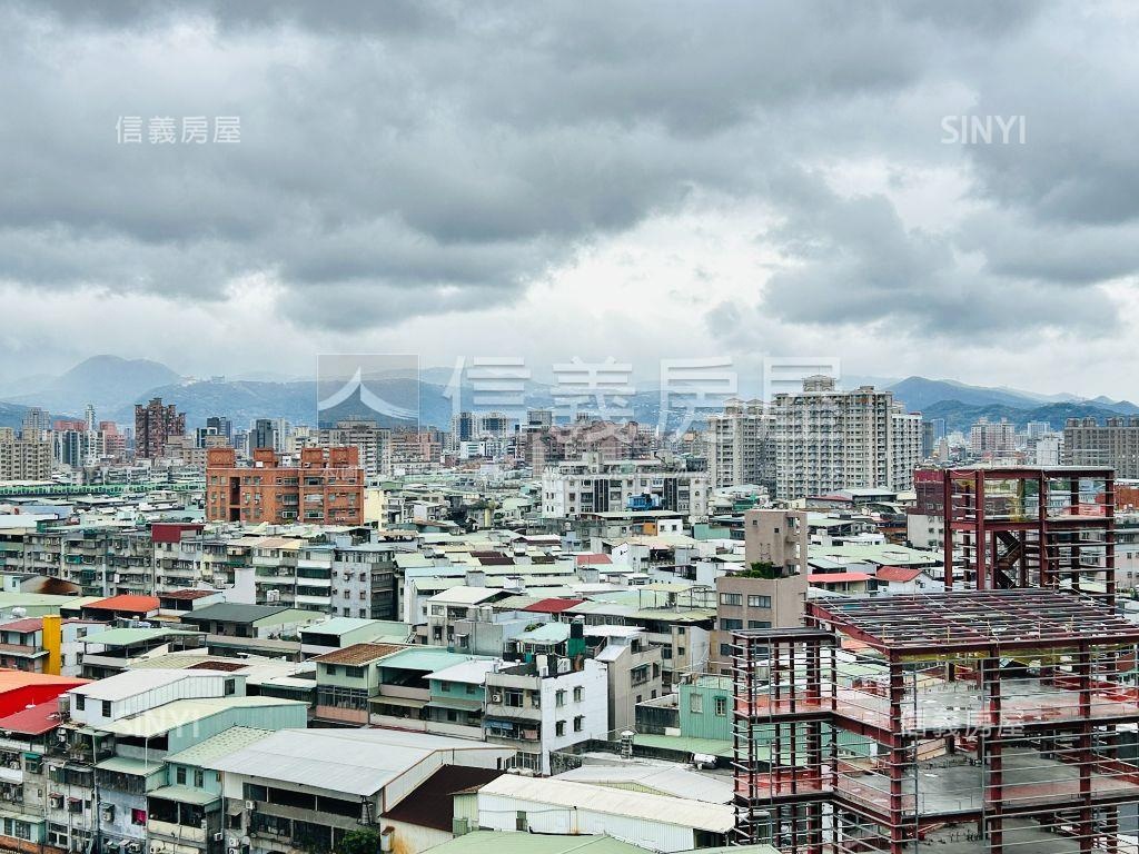 城市裡的一片天空。露臺戶房屋室內格局與周邊環境