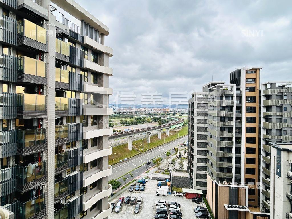 城市裡的一片天空。露臺戶房屋室內格局與周邊環境