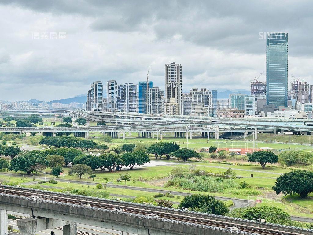 城市裡的一片天空。露臺戶房屋室內格局與周邊環境