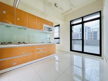 城市裡的一片天空。露臺戶