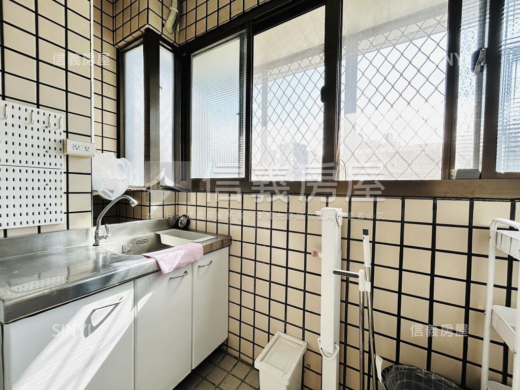 近捷運採光邊間陽台美屋房屋室內格局與周邊環境