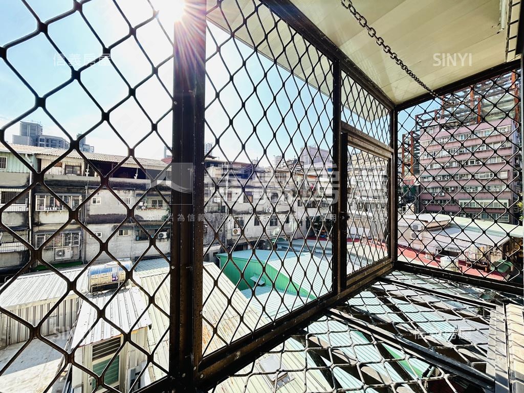 近捷運採光邊間陽台美屋房屋室內格局與周邊環境